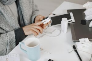 Nagła choroba w&nbsp;pracy – czy&nbsp;można dostać L4 online przez&nbsp;teleporadę?