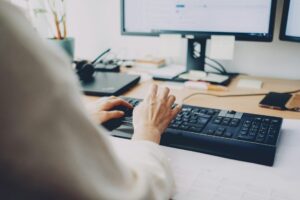 Zwolnienie online a&nbsp;e-ZUS – jak szybko zwolnienie trafia do&nbsp;system