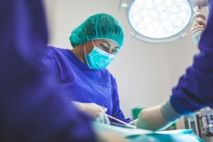 Zwolnienie online po&nbsp;zabiegu – kiedy możliwe jest przedłużenie niezdolności do&nbsp;pracy